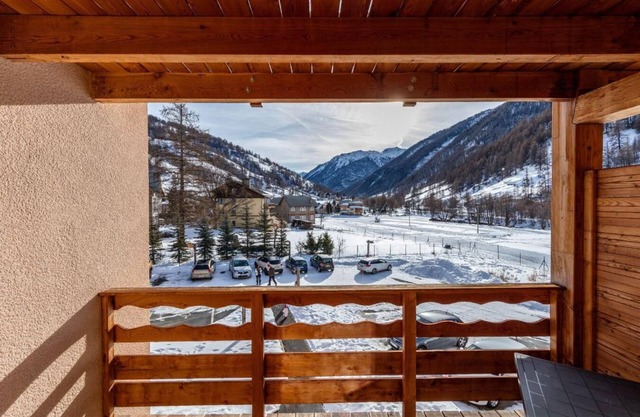 Resort center, fitness, swimming pool, parking, tv, ski locker, 64-69m², Abriès