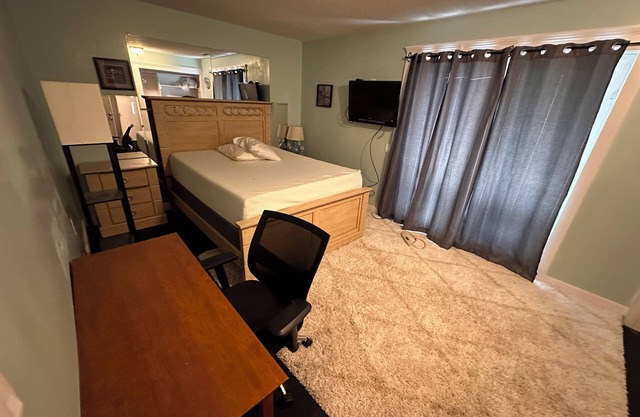 Resort, living at an affordable price, 2-bedroom house AC, hot tub and pool