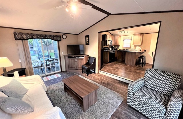 Resort near wineries, river, trails! Large Pool!