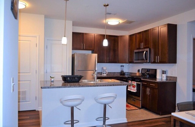 Resort style , upscale 2bedroom with den ( 3rd bed room) free parking