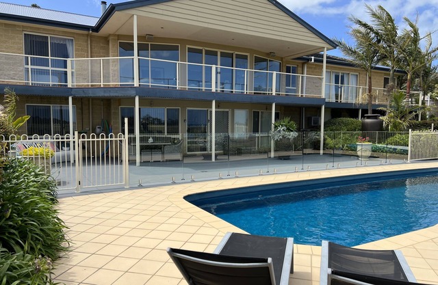 Resort Style Apartment (Ground Floor) - Pool & More. Pets Welcome.