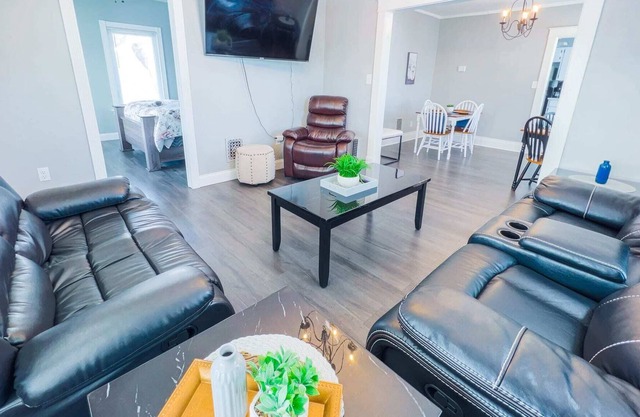 Restful 3 bedroom Minutes From Falls & Casino on the American Side!