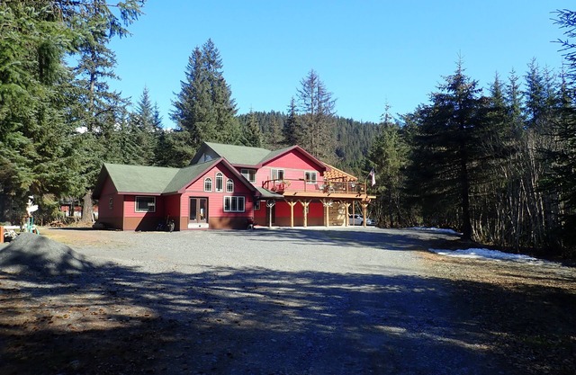 Resurrection Peaks Lodge. Upper unit sleeps 6, private lot and close to town.