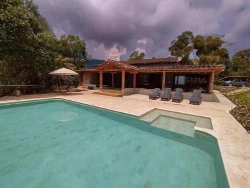 Retiro privado sobre el rio Cauca