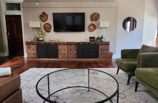 Retreat at Harvest: Ultra-Modern, Downtown, Sleeps 6, WiFi, Full Kitchen, Stylish Decor