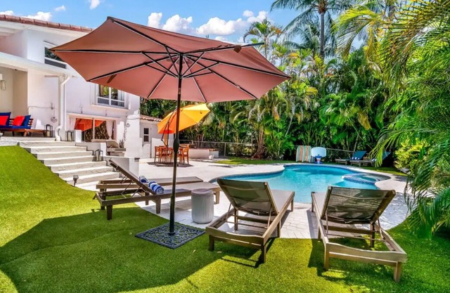 Retreat at Sailboat Bend, HEATED Pool, BBQ, 100ft Dock