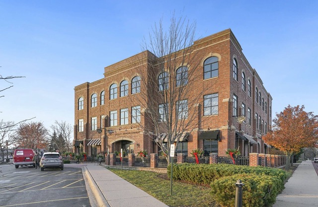 Retro Apt-Private Deck-King Bed-Downtown-Huge Sofa-Free Parking-Walk to Train