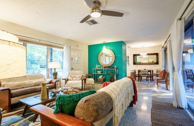Retro-Chic 2BR Bungalow in Sarasota Historic Neighborhood, Firepit, near Bay