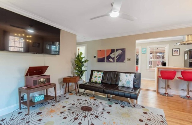 Retro Retreat | Near Heart of Downtown | King