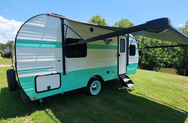 Retro RV with Wi-Fi and air conditioning located directly on Clinch River