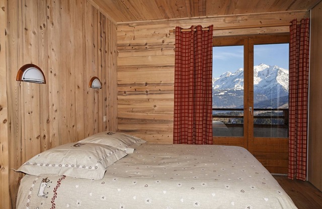 Rez de jardin "les Fiz", facing the Mt Blanc range, sleeps 1 to 5.