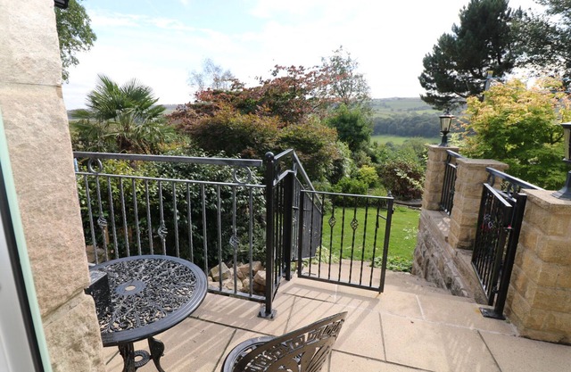 RHINEGOLD BUNGALOW, pet friendly, with a garden in Sheffield