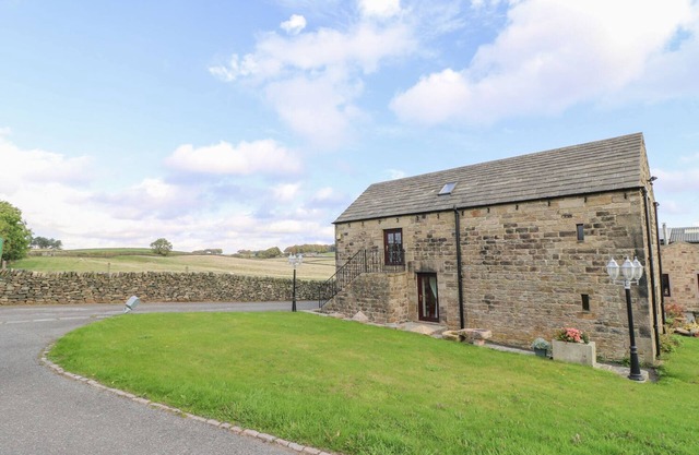 RIBER VIEW BARN, pet friendly in Ashover
