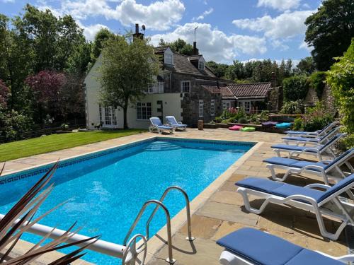 Richmond Hill Cottages, Exclusive 6 bedroom Farm House, Markington with heated pool