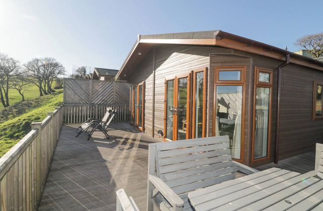 RIDGE'S RETREAT (NO 7 KIGBEARE LODGES), with pool in Sourton Down