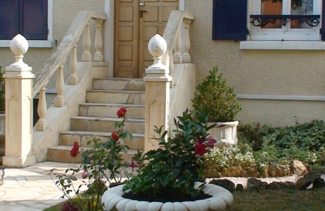 'Right Bank' A stone's throw from Paris with garden 'Just like home'