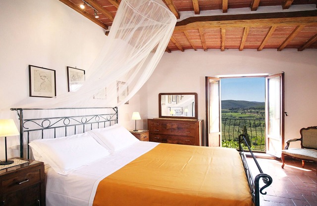 Right in central Montepulciano. Apartment with view and garden