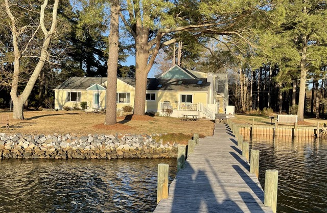 "Right on the Water" vacation home in Mathews
