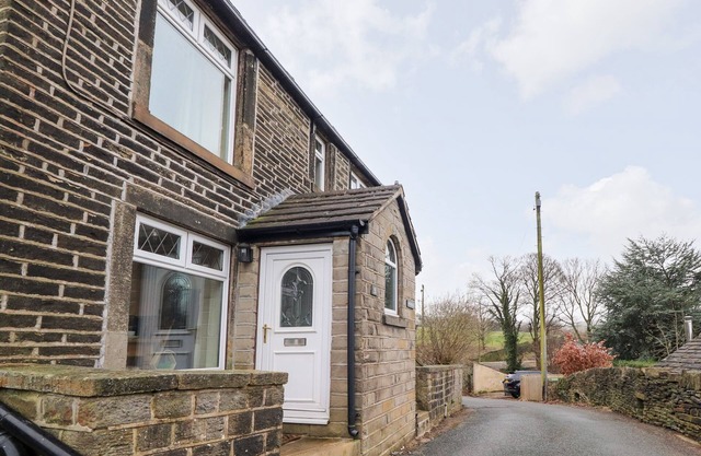 RIVENDELL, pet friendly, character holiday cottage in Holmfirth