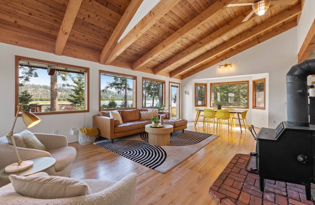 River Cabin-Pristine PNW Summer-Ski Cabin-Fall Magic