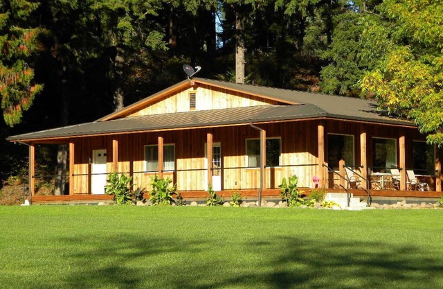 RIVER GETAWAY IN THE CASCADES