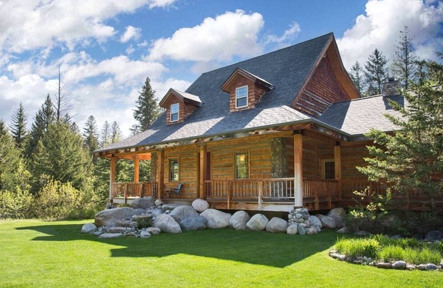 River Island House - Luxury Mountain Riverfront Log Home, Nye, Montana