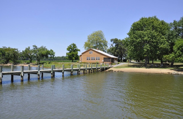 River Lodge, Casual Riverfront setting