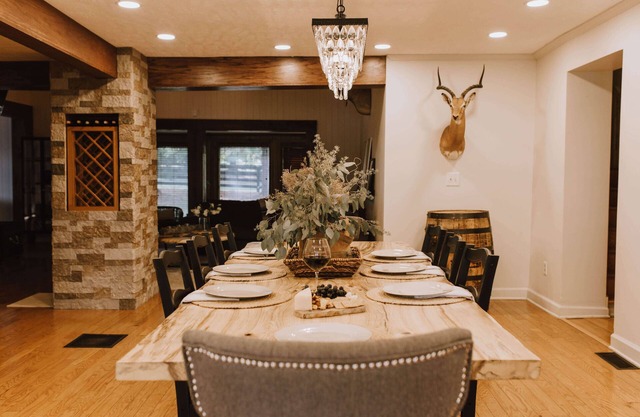 RIVER Retreat for 10 w/POOL, HOT TUB, FIRE PIT & OPTIONAL GUESTHOUSE for 4
