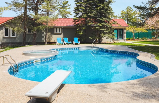River View cozy studio cottage with loft, steps shared pool, beach, & firepit