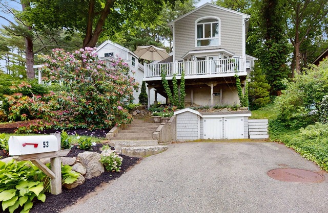 River view home w/deck, river access, near beaches and train