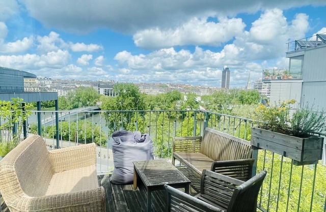River View, Nantes Island, flat for 4