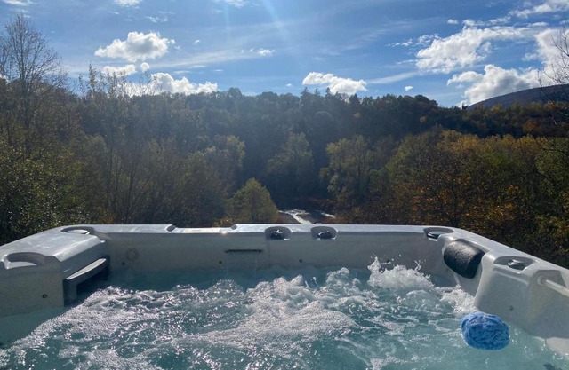 River Villa with amazing view + Jacuzzi, Garden, Forest access