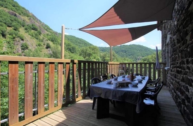 Riverfront Retreat with Spacious Rooms & Terrace - Ideal for Families and Adventurers