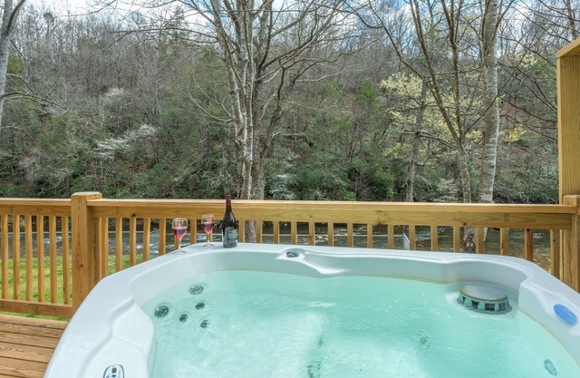 Riverfront Cabin, Hot tub, Fire Pit, Grill, Wi-Fi, Private, Fishing, Swimming