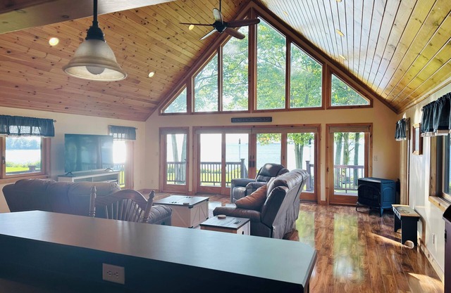 Riverfront Cottage with a Majestic View- Hidden Gem