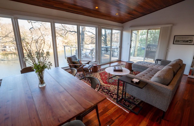 Riverfront home with multiple decks, central AC, washer/dryer - two dogs OK