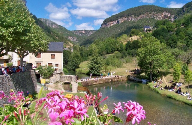 Riverfront house with swimming pool and magnificent view of the mountains and cliffs.