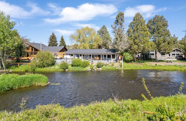 Riverfront Paradis in Tumalo – Otter Run - Hot Tub, Sauna, Deck, Pet Friendly!