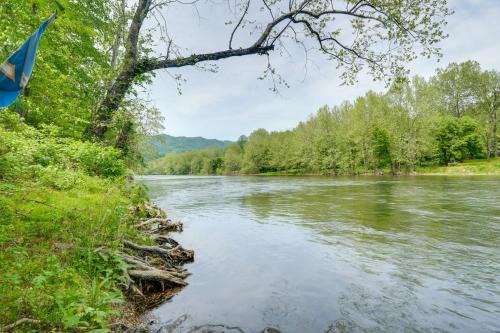 Riverfront Shenandoah Getaway with Kayaks and Tubes!