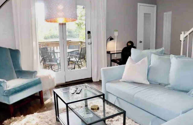 Riverfront Townhome in Downtown Yorkville