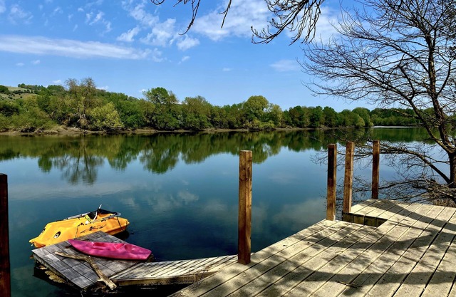 Riverhouse with pedal boat, canoës , direct accès river, bicycles, fishing rods