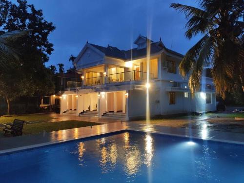 Riveria Portico - River side 6 bedroom private pool Bungalow
