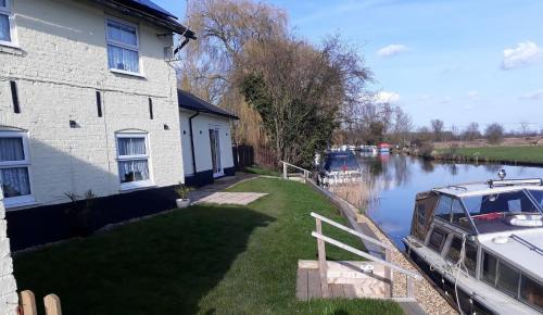 Riverside 2-Bed Cottage Sleeps 3 with Parking