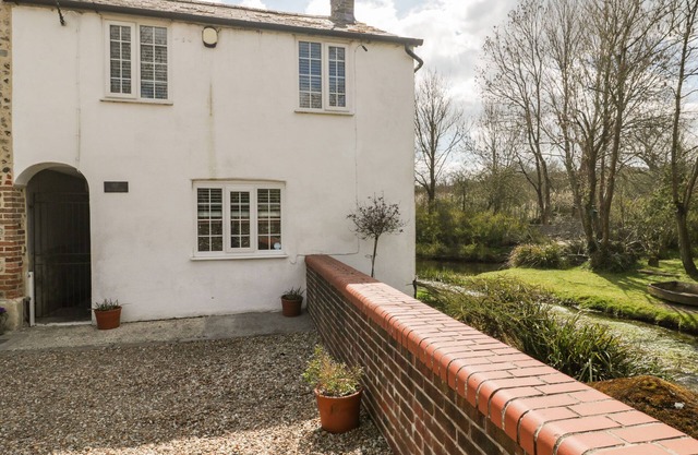 RIVERSIDE 67 DORCHESTER ROAD, pet friendly in Maiden Newton