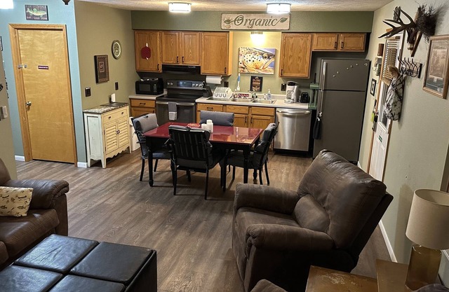 Riverside Cabin A 90FT to riversedge. Great Views of White River WIFI CABLE BBQ