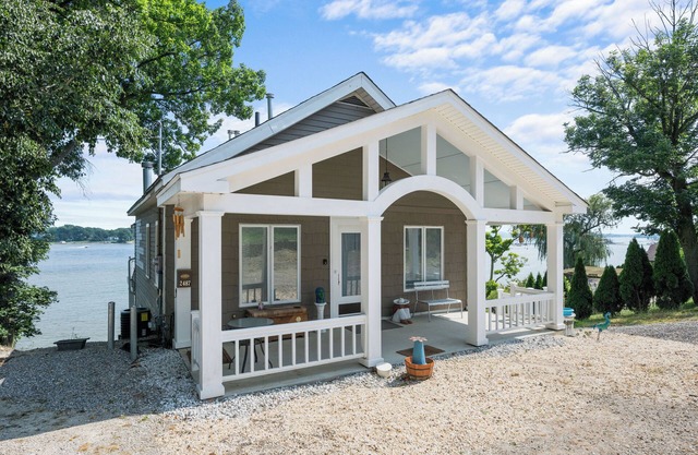 Riverside Calm, an entire house for you directly on the Maumee River.