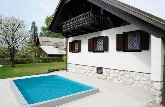 RIVERSIDE CHALET WITH POOL, GREAT LOCATION FOR ATTRACTIONS AND RELAX