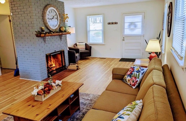 Riverside cottage, minutes from historic Harpers Ferry! Private river access!