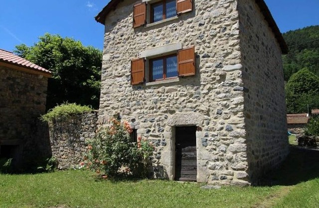 Riverside Cottage with Enclosed Garden, Near Outdoor Activities and Historical Sites in Alleyras