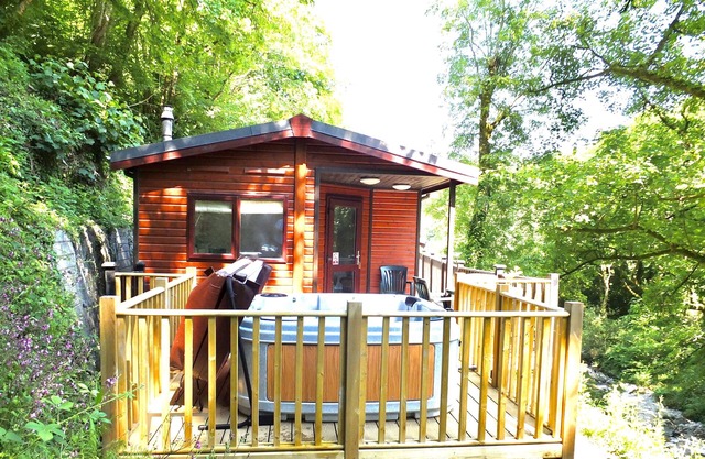 Riverside Lodge with Hot Tub. Walk to Lynton & Lynmouth Towns. Free Parking.